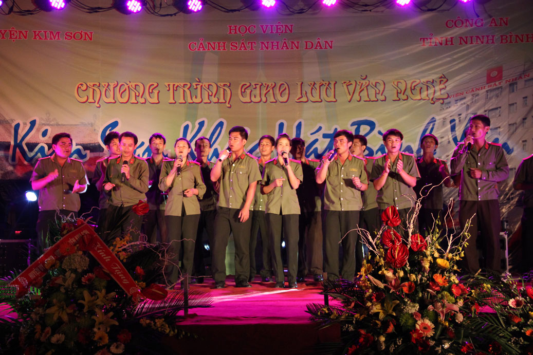 Màn hát tốp ca của học viên du học sinh Lào và Campuchia khóa D37 đi thực hành CT-XH
